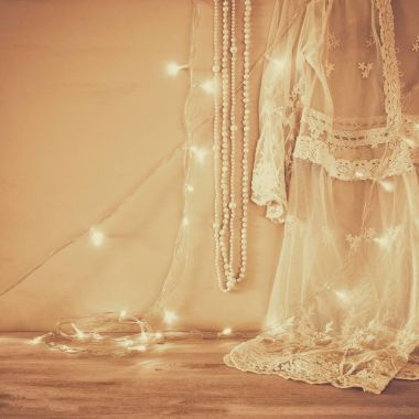 Beyaz tığ işi dantel üst, inci ve sıcak garland ışıklar