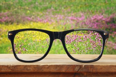 hipster gözlük alan çiçekler önünde ahşap bir masa üzerinde