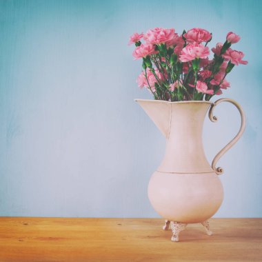 Buket vintage beyaz vazoda karanfil çiçek