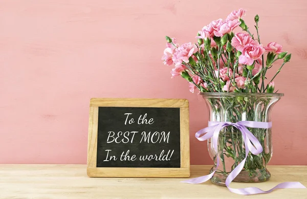 Conceito do dia das mães. Buquê de flores de cravo no vaso — Fotografia de Stock