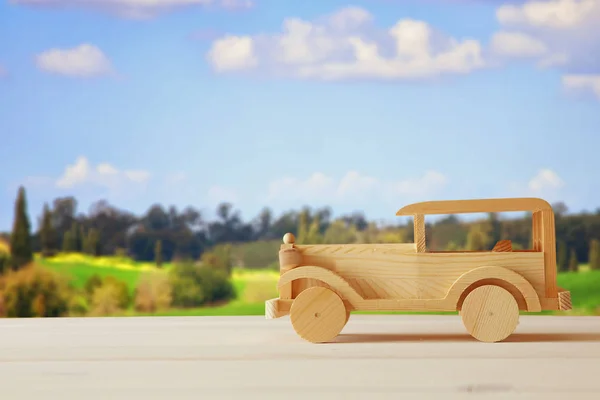 Vintage houten speelgoedauto over houten tafel — Stockfoto