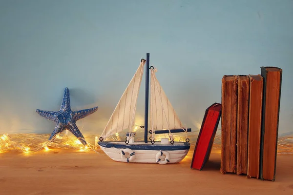 Concepto náutico con objetos de estilo de vida marina sobre mesa de madera —  Fotos de Stock