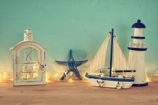 Морская концепция с объектами морского стиля на деревянном столе — стоковое фото