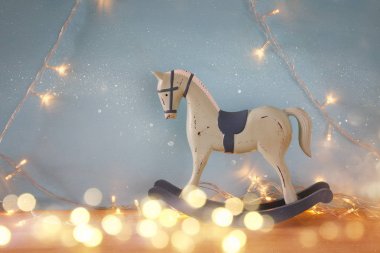 ahşap zemin üzerinde Vintage sallanan at.