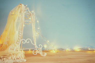 Beyaz tığ işi dantel üst, inci ve sıcak garland ışıklar