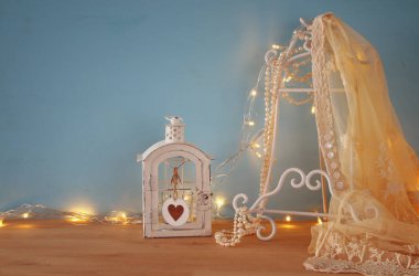 Beyaz tığ işi dantel üst, inci ve sıcak garland ışıklar