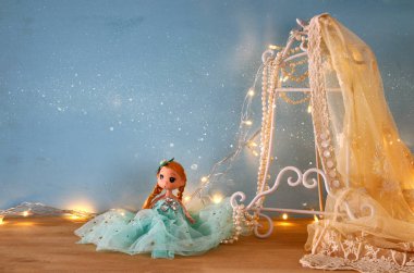 Beyaz tığ işi dantel üst, inci ve sevimli bebek