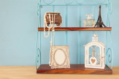 Vintage nesneleri ve boş çerçeve ile klasik raf