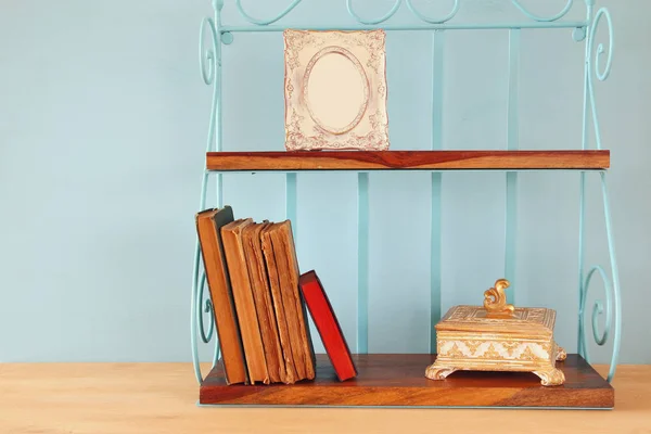 Mensola classica con oggetti vintage e cornice bianca — Foto Stock