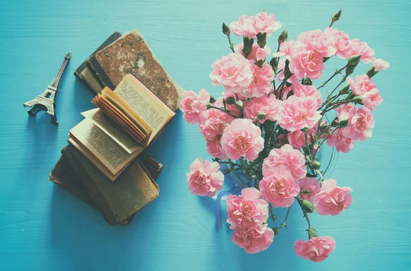Ramo de flores de clavel y libros antiguos — Foto de Stock