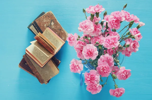 Buquê de flores de cravo e livros antigos — Fotografia de Stock