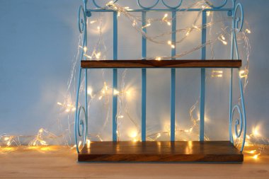 Vintage güzel boş raf görüntüleme ürün reklam için.