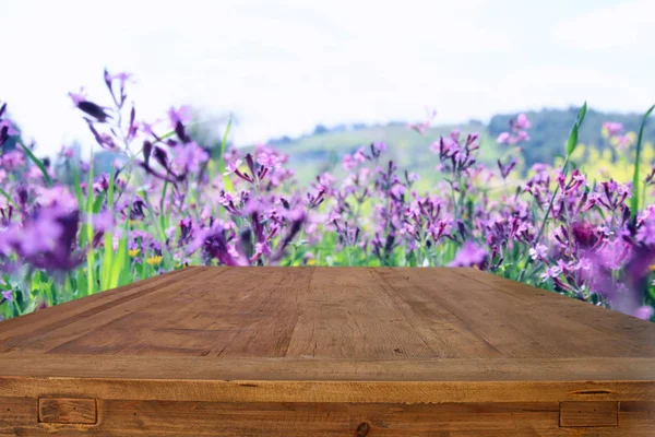 Mesa rústica vacía frente a flores de campo hermosas primavera — Foto de Stock