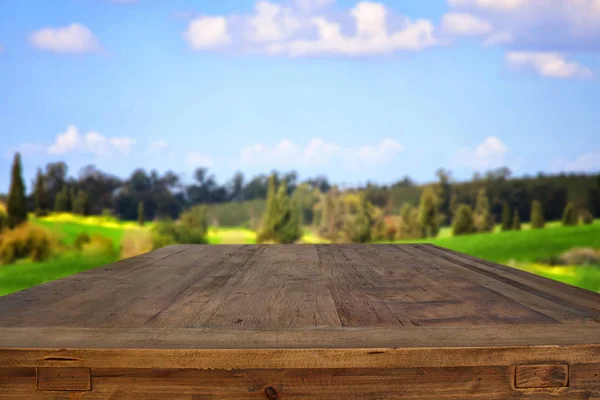 Пустой деревенский стол на фоне сельской местности — стоковое фото