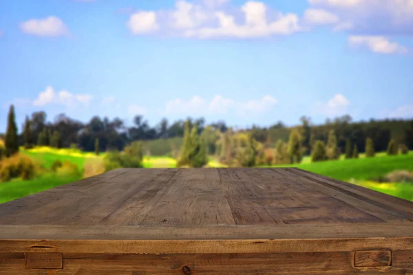 Mesa rústica vazia em frente ao fundo do campo — Fotografia de Stock