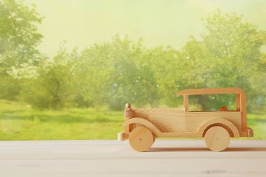 Ahşap masa üzerinde Vintage ahşap oyuncak araba