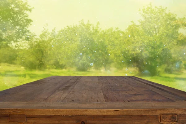 Дерев'яний сільський стіл перед весняним тлом. вінтажне фільтроване зображення. дисплей продукту і концепція пікніка — стокове фото