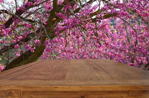 Деревянный деревенский стол на весеннем фоне. Vintage filtered image. демонстрация продукции и концепция пикника — стоковое фото