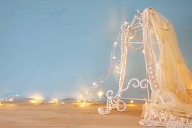 Beyaz tığ işi dantel üst, inci ve sıcak garland ışıklar