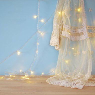 Vintage beyaz tığ işi dantel üst ve sıcak garland ışıklar