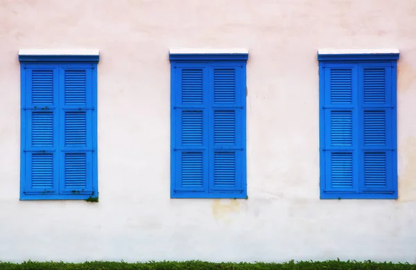 Wand des Altbaus und blaue Fenster mit Rollläden — Stockfoto