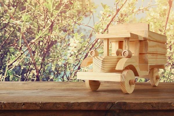 Vechiul camion de jucărie din lemn mașină peste masă de lemn — Fotografie, imagine de stoc