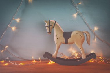 ahşap zemin üzerinde Vintage sallanan at.