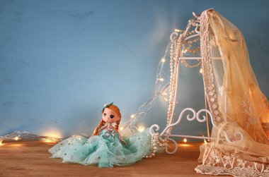 Beyaz tığ işi dantel üst, inci ve sevimli bebek