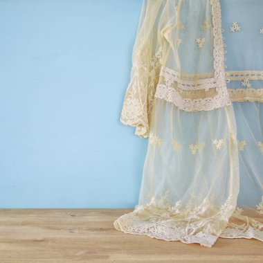 Beyaz tığ işi dantel üst mavi arka plan önünde