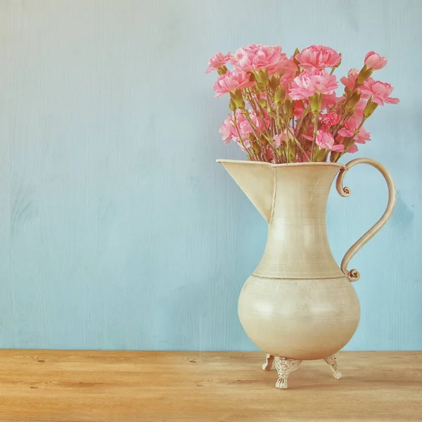 Μπουκέτο λουλούδια γαρύφαλλο σε vintage βάζο λευκό — Φωτογραφία Αρχείου