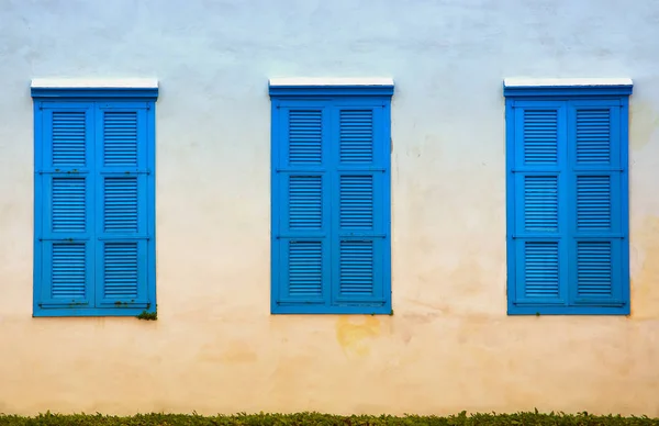 Wand des Altbaus und blaue Fenster mit Rollläden — Stockfoto