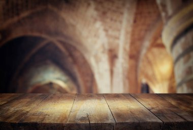 Tablo arka bulanık kilise iç plan önünde