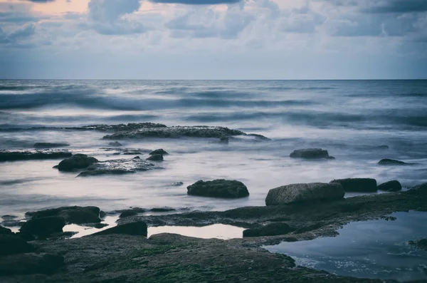 Hintergrund von Strand und Meer bei Sonnenuntergang Farben — Stockfoto