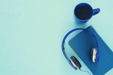 kahve, eski kitap kulaklıklarla fincan