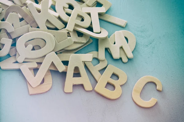 Jogo de umas letras de madeira do alfabeto inglês — Fotografia de Stock