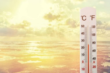 termometre karşı günbatımı gökyüzü görüntü