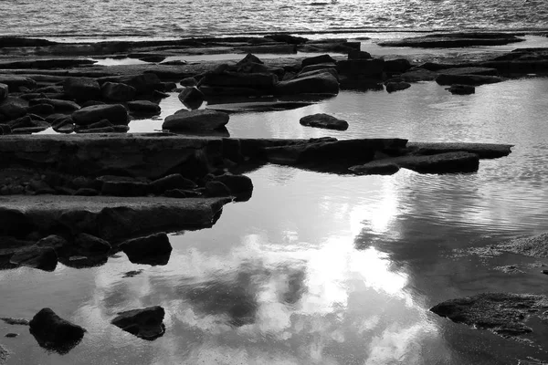 Háttér, a strand és a tenger, fekete-fehér kép — Stock Fotó