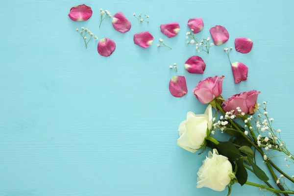 Foto van het bovenaanzicht van roze en witte rozen — Stockfoto