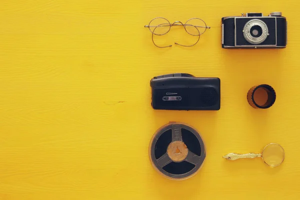 Bovenaanzicht beeld van oude camera, film en tape recorder — Stockfoto