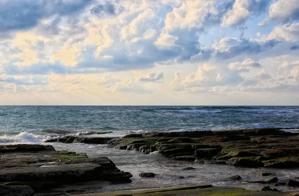 Tło plaża i morze w barwach zachodzącego słońca — Zdjęcie stockowe