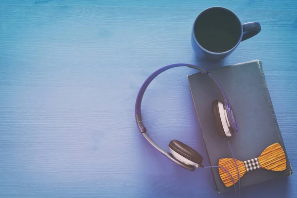 Taza de café, libro viejo con auriculares —  Fotos de Stock