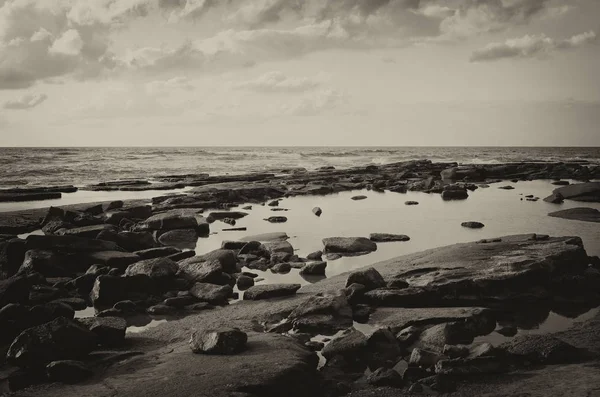 Fondo de playa y mar, imagen en blanco y negro — Foto de Stock