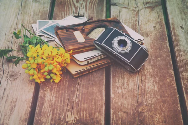 Imagem de cadernos ao lado da câmera fotográfica vintage — Fotografia de Stock