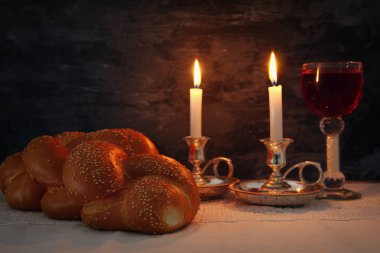 Shabbat görüntüsü. Challah ekmeği, Şabat şarabı ve mumlar