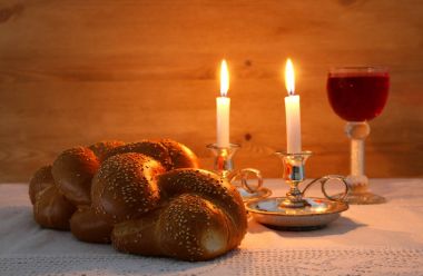 Shabbat görüntüsü. Challah ekmeği, Şabat şarabı ve mumlar