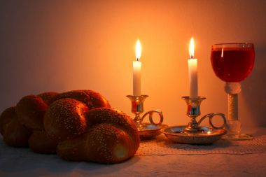 Düşük anahtar Şabat görüntü. Challah ekmek, Şabat şarap ve tabii