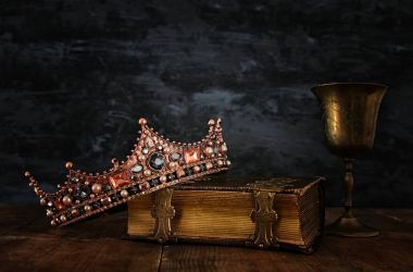 güzel Kraliçe/kral taç eski kitap düşük anahtar görüntü