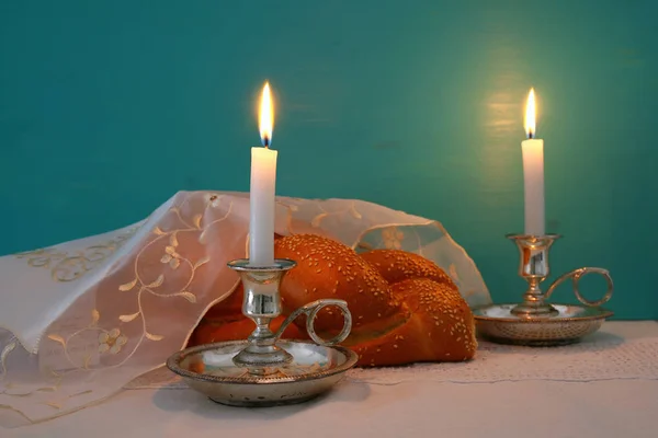 Afbeelding van de Shabbat. Challah brood, wijn van de shabbat en candela — Stockfoto