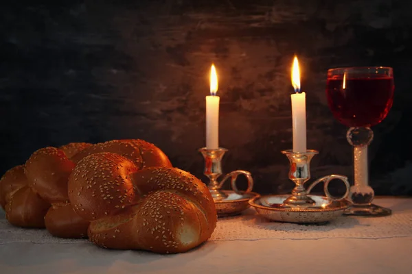 Shabbat-Image. Challah-Brot, Shabbat-Wein und Kerzen — Stockfoto