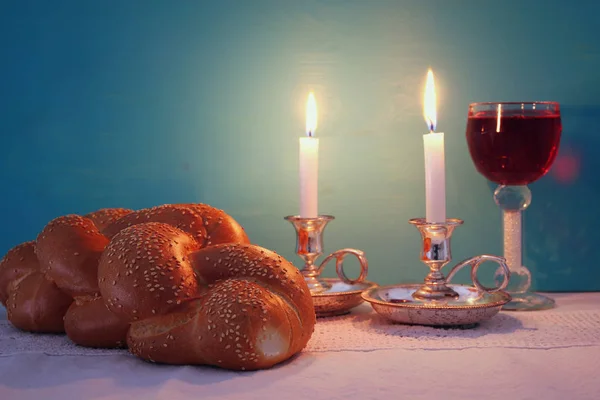 Shabbat-Image. Challah-Brot, Shabbat-Wein und Kerzenständer — Stockfoto